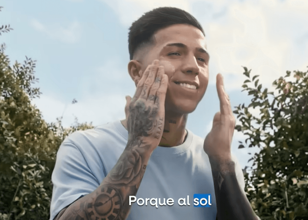 Portada de Enzo Fernández es el protagonista de la nueva campaña de Dermaglós
