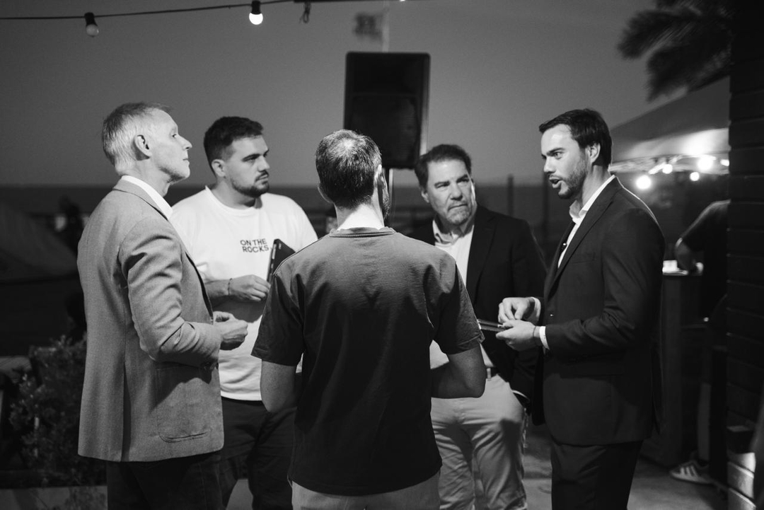 Portada de On The Rocks y Paisanos activaron el debate con el ciclo  "Sunset On The Rocks: Panorama de Negocios & Tecnología" 