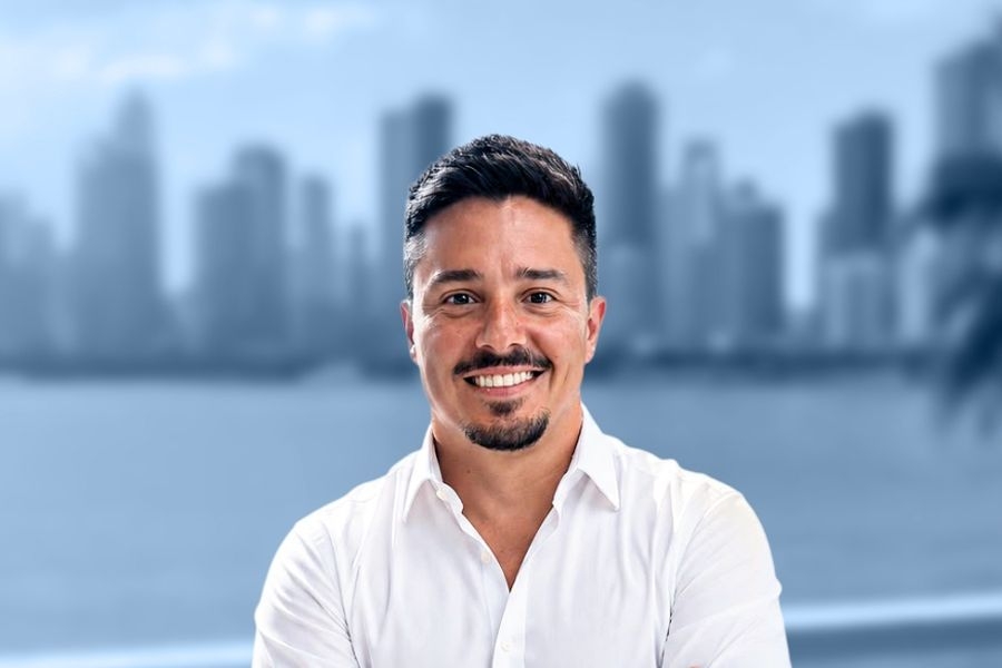 Portada de Charly Besse lanza "Extraordinary Marketers": un programa de mentoría para profesionales del marketing que buscan desarrollar su carrera en Estados Unidos