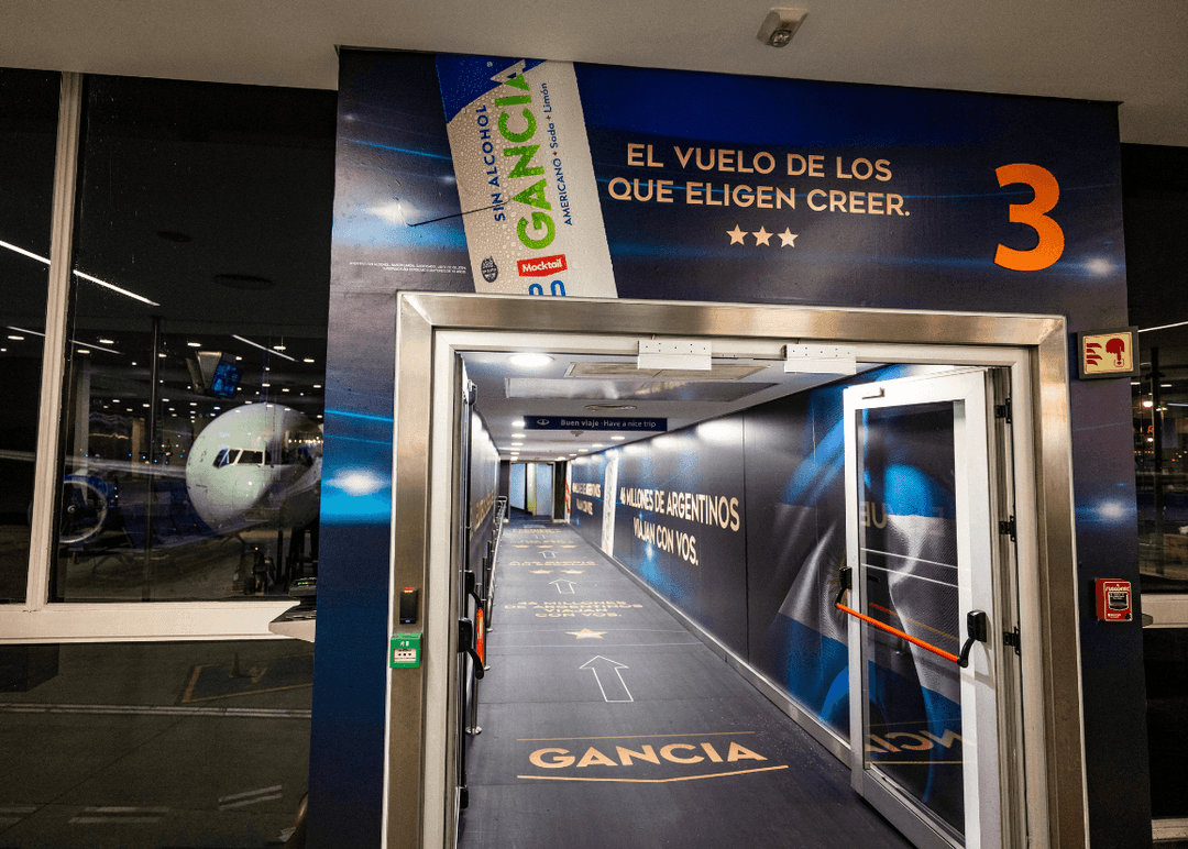Portada de Gancia sin alcohol acompaña a los hinchas desde Ezeiza 