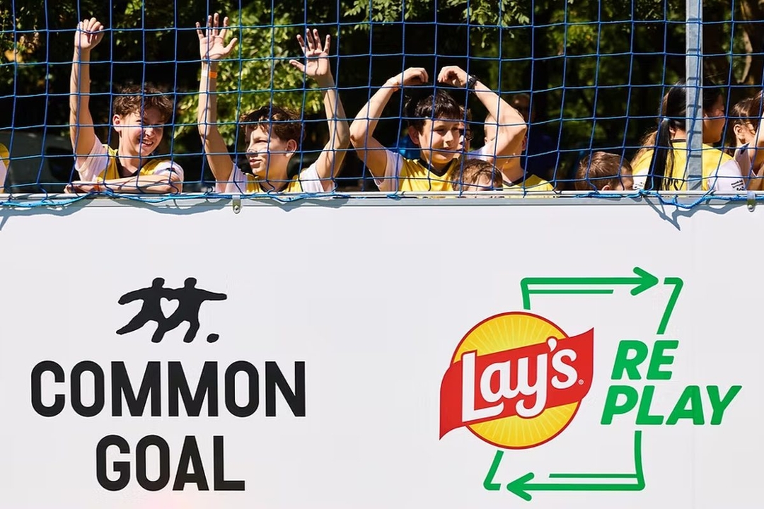 Portada de Durante el Mundial We Are Laugh y Lay’s transformaron materiales reciclados de Lay's en canchas para beneficiar a cinco comunidades