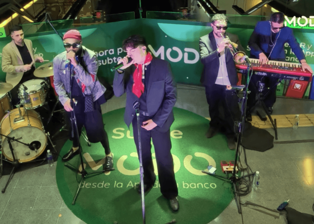 Portada de MODO, Plug Collective y Plan Agency transformaron el subte con un show sorpresa de Rusherking