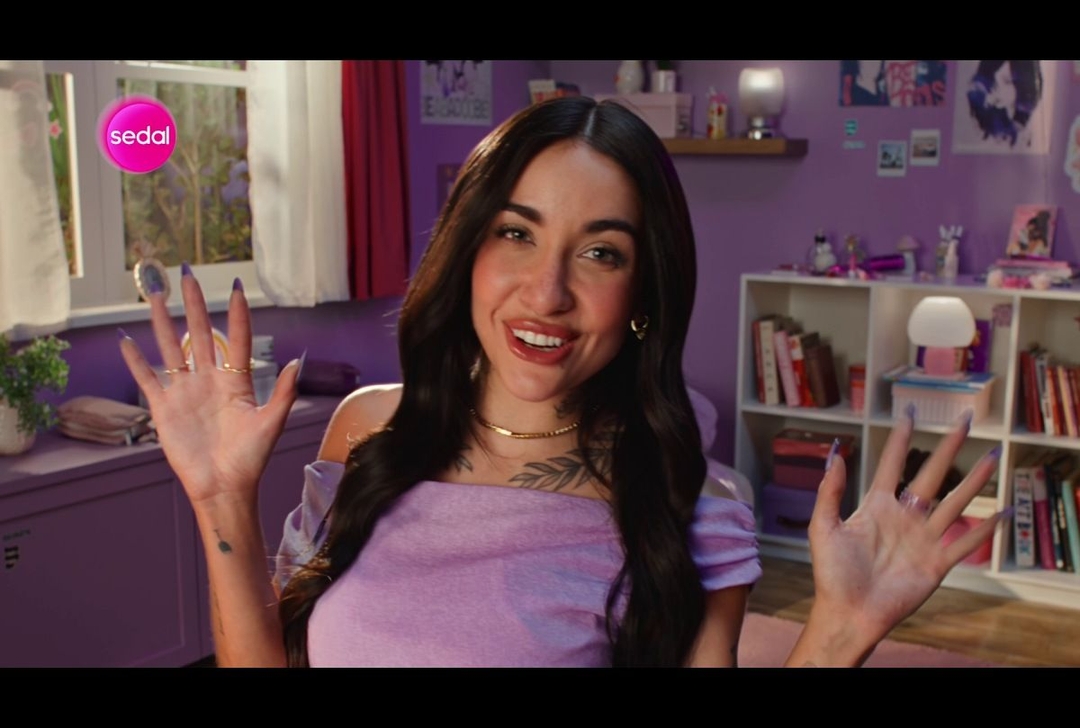 Portada de Estreno: María Becerra enciende su volumen junto a Sedal en una nueva campaña desarrollada por URBAN Grupo de Comunicación