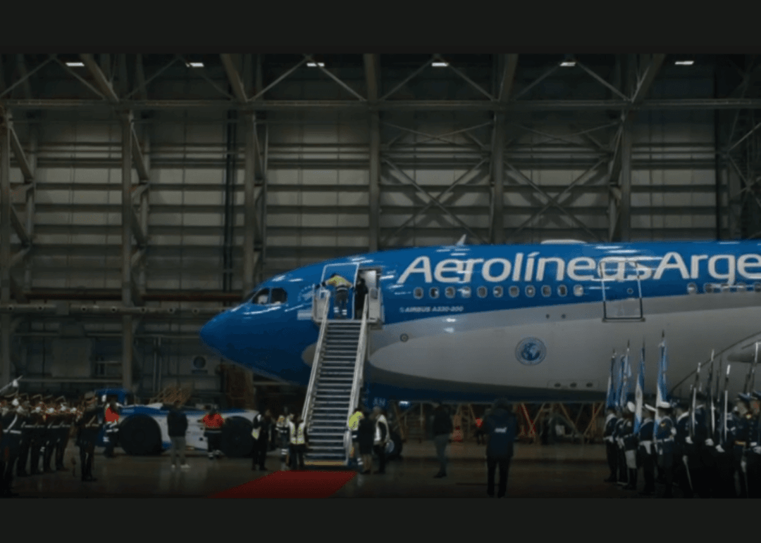Portada de Smiles Motion acompañó la recepción de la Selección Argentina en el hangar de Aerolíneas Argentinas