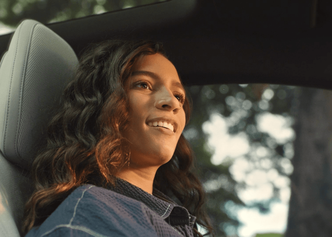 Portada de Grey Brasil y Volvo, con la skater Rayssa presentan el EX30 Ultra Twin Motor