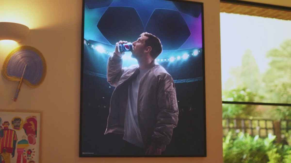 Portada de Pepsi lanza una nueva campaña global con estrellas del fútbol y la música
