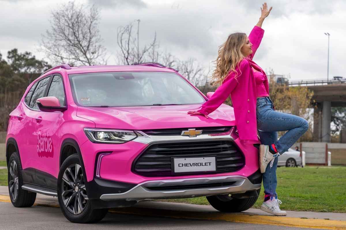 Portada de La Tracker rosa: el SUV de Chevrolet se tiñó de rosado para “Barbie, la película”