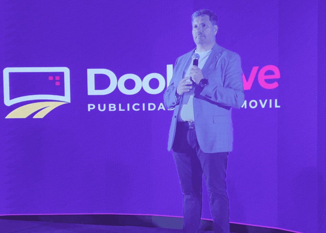 Portada de Doohdrive lanzó la primera red de pantallas digitales en taxis