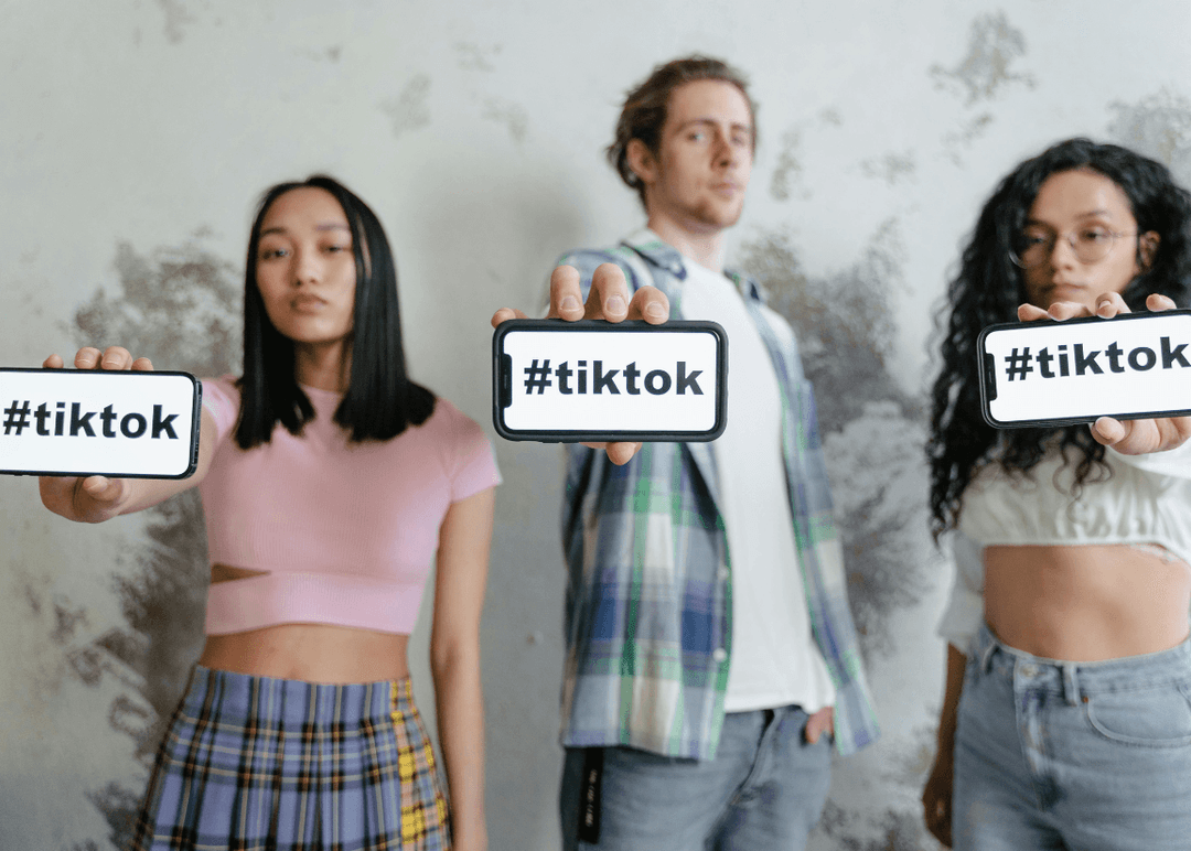 Portada de TikTok y another presentan el Programa de Creadores