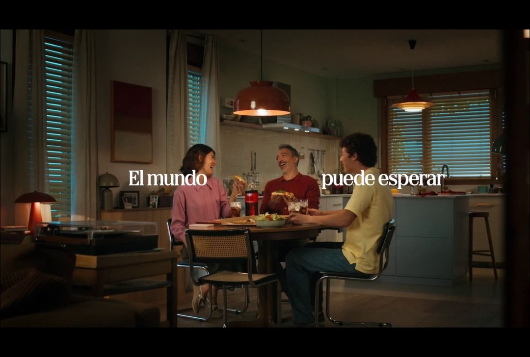 Portada de “El mundo puede esperar”, la nueva campaña de Coca-Cola