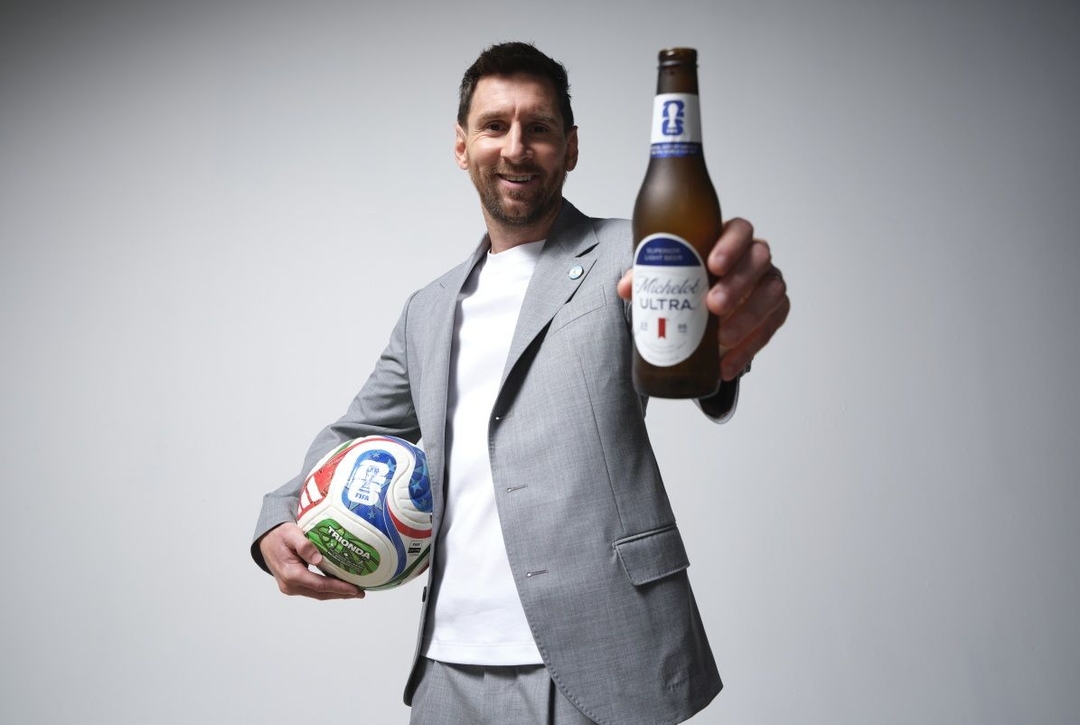 Portada de Michelob ULTRA presenta su comercial para el Mundial con Messi, Lautaro Martínez, Nico Paz y grandes figuras del fútbol